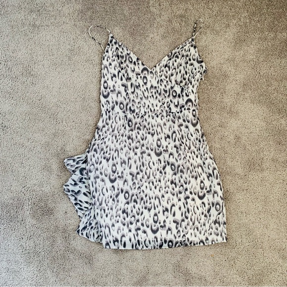 EUC REVOLVE SUPERDOWN KINA RUFFLE ANIMAL PRINT DRESS - Picture 3 of 3